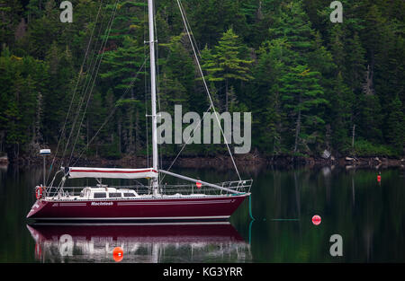 Nova Scotia, Canada - 30 agosto 2017: una tranquilla Bay off dell'Oceano Atlantico su Nova Scotia del litorale sud offre un posto perfetto per le barche a vela t Foto Stock