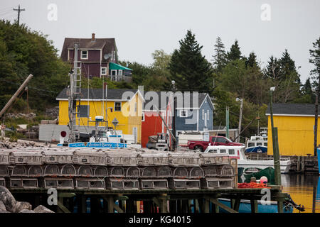 Nova Scotia, Canada - 30 agosto 2017: Finihsed il loro lavoro per il giorno, barche da pesca e le navi per la pesca a strascico sit legato in piccoli villaggi di pescatori lungo la sou Foto Stock