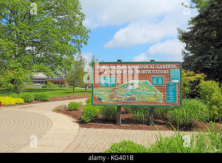 Cascate del Niagara, Canada - 29 maggio 2017: segno e mappa per il Niagara Parks Botanical gardens & scuola di orticoltura. Questo 99 acri di parco, fondata nel 1936 Foto Stock