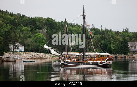 Nova Scotia, Canada - 30 agosto 2017: una tranquilla Bay off dell'Oceano Atlantico su Nova Scotia del litorale sud offre un posto perfetto per le barche a vela t Foto Stock
