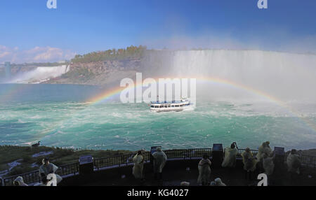 CASCATE DEL NIAGARA, CANADA - MAGGIO 29 2017: I turisti guardano mentre il tour in barca Maid of the Mist si avvicina alle impervie cataratte delle Horseshoe Falls sotto un compl Foto Stock