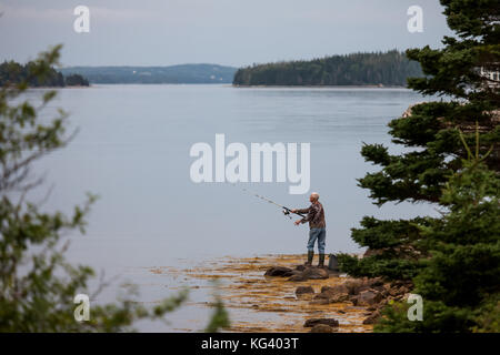 Nova Scotia, Canada - 30 agosto 2017: un uomo gode di un po' di tranquillità per passare la giornata di pesca lungo la Nova Scotia's southcoast. Foto Stock