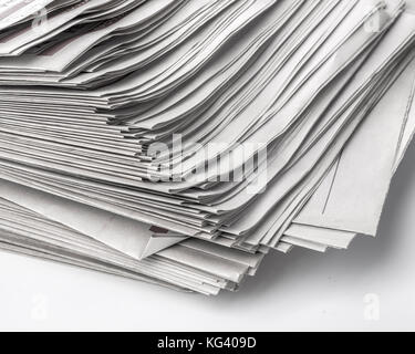 Pila di vecchi giornali close up sullo sfondo Foto Stock