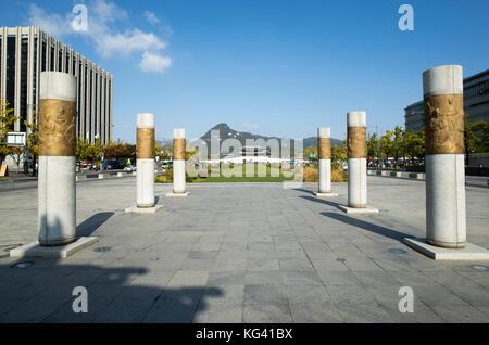 Colonade dietro il Re Sejong statua sulla piazza Gwanghwamun guardando verso il Palazzo Gyeongbokgung e lontane colline di Seoul, Corea del Sud Foto Stock