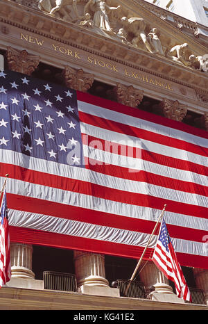 STATI UNITI. New York. Manhattan. Borsa di New York. Primo piano di bandiere di fronte all'edificio. Foto Stock