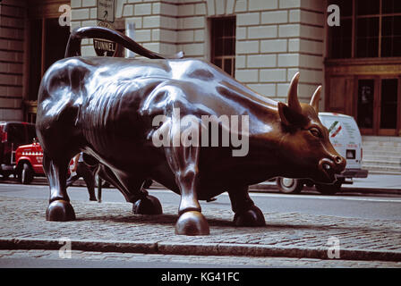 STATI UNITI. New York. Manhattan. Ricarica di una scultura in bronzo toro fuori dalla Borsa di New York su Wall Street. Foto Stock