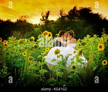 Coppia giovane. Sposa e lo sposo. Romanticismo in campagna. Foto Stock