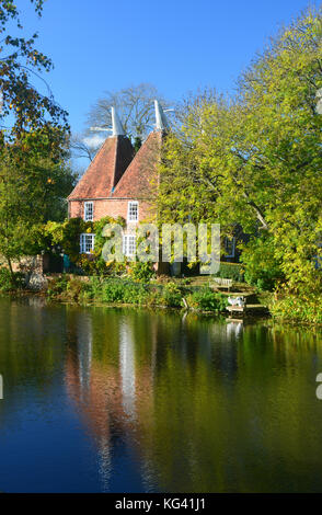 Oast House, Fiume Medway a Yalding, nel Kent Foto Stock