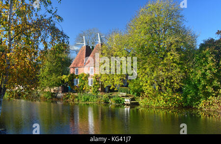 Oast house, fiume medway a yalding, nel Kent Foto Stock