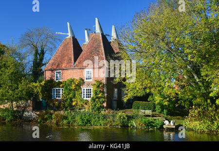 Oast house, fiume medway a yalding, nel Kent Foto Stock