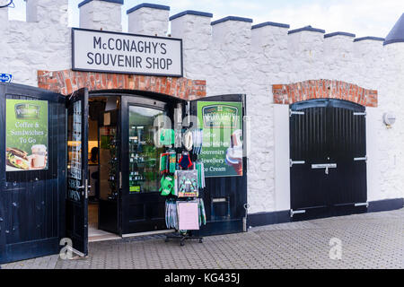 McConaghy's Irish Souvenir Shop al Giant's Causeway, Irlanda del Nord, che è sotto la minaccia di chiusura dalla National Trust Foto Stock