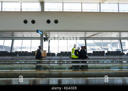 Persone su un tapis roulant nel terminal dell'aeroporto, piano imbarchi, partenze internazionali lounge, O. Aeroporto Internazionale Foto Stock