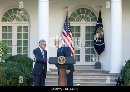 Washington, Stati Uniti. 2 novembre 2017. Il presidente degli Stati Uniti Donald J. Trump stringe la mano al suo candidato per il presidente della Federal Reserve degli Stati Uniti Jerome Powell nel Rose Garden alla Casa Bianca di Washington, DC, il 2 novembre 2017. Crediti: Alex Edelman/CNP - NESSUN SERVIZIO DI TELECOMUNICAZIONE - crediti: Alex Edelman/Consolidated/dpa/Alamy Live News Foto Stock