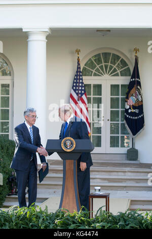 Washington, Stati Uniti. 2 novembre 2017. Il presidente degli Stati Uniti Donald J. Trump stringe la mano al suo candidato per il presidente della Federal Reserve degli Stati Uniti Jerome Powell nel Rose Garden alla Casa Bianca di Washington, DC, il 2 novembre 2017. Crediti: Alex Edelman/CNP - NESSUN SERVIZIO DI TELECOMUNICAZIONE - crediti: Alex Edelman/Consolidated/dpa/Alamy Live News Foto Stock