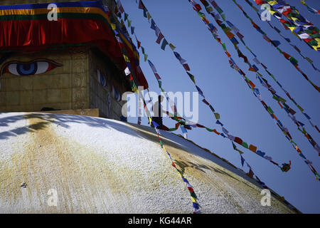 Kathmandu, Nepal. 3 novembre, 2017. Un uomo adorna le bandiere di preghiera attorno alla Stupa Boudhanath, patrimonio Unesco su un giorno fausto a Kathmandu, Nepal venerdì 03 novembre, 2017. Credito: skanda gautam/zuma filo/alamy live news Foto Stock