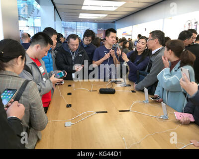 Pechino, Cina. 3 novembre 2017. I clienti possono essere visti in un Apple Store per l'inizio delle vendite del nuovo iPhone X a Pechino, Cina, 3 novembre 2017. Il nuovo iPhone X ha incontrato un crescente interesse per il più grande mercato mondiale degli smartphone: La Cina. Ore prima degli orari di apertura la gente fa la fila per le strade. ATTENZIONE: Taglio foto alternativo! Crediti: Andreas Landwehr/dpa/Alamy Live News Foto Stock