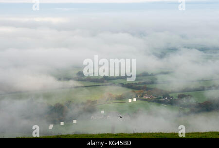 Brighton, Regno Unito. 3 novembre, 2017. Il preston nomadi cricket ground a fulking può essere visto in una pausa attraverso la nebbia in una splendida mattina autunnale lungo il South Downs modo affacciato sul weald a devils dyke appena a nord di brighton .le temperature sono previsioni a goccia drammaticamente in tutta la Gran Bretagna nei prossimi giorni di credito: simon dack/alamy live news Foto Stock