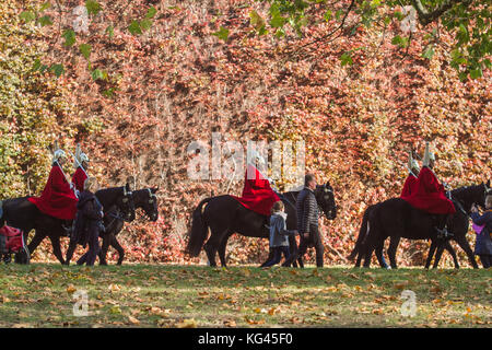 Londra, Regno Unito. 3 novembre, 2017. membri della cavalleria della famiglia ride passato una parete di foglie di autunno sulla sfilata delle Guardie a Cavallo su una soleggiata giornata autunnale: credito amer ghazzal/alamy live news Foto Stock