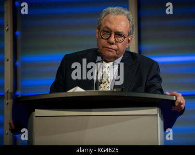 Washington, DC, USA. 2 novembre 2017. LEWIS BLACK agisce come maestro delle cerimonie alla festa di pensionamento per il reverendo Barry Lynn, il direttore esecutivo degli americani Uniti per la separazione tra Chiesa e Stato. Crediti: Brian Cahn/ZUMA Wire/Alamy Live News Foto Stock