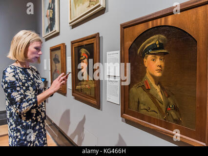 Londra, Regno Unito. 3 Novembre, 2017. Prince Edward, duca di Windsor (più tardi re Edward VIII) come il Principe di Galles, 1917, dipinto durante la Prima Guerra Mondiale per artista Frank O. Salisbury e altre opere - la National Portrait Gallery di Londra apre nuove di zecca spazi della galleria dedicata al suo inizio xx secolo raccolta il 4 novembre 2017. La creazione di questi nuovi spazi all'interno della galleria gratuita della collezione permanente, è stato reso possibile da una sovvenzione della DCMS/ Wolfson Musei & Gallerie Fondo di miglioramento. Londra 03 Nov 2017. Credito: Guy Bell/Alamy Live News Foto Stock