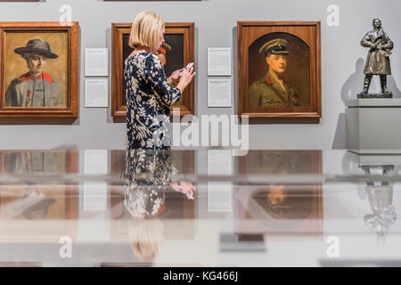 Londra, Regno Unito. 3 Novembre, 2017. Prince Edward, duca di Windsor (più tardi re Edward VIII) come il Principe di Galles, 1917, dipinto durante la Prima Guerra Mondiale per artista Frank O. Salisbury e altre opere - la National Portrait Gallery di Londra apre nuove di zecca spazi della galleria dedicata al suo inizio xx secolo raccolta il 4 novembre 2017. La creazione di questi nuovi spazi all'interno della galleria gratuita della collezione permanente, è stato reso possibile da una sovvenzione della DCMS/ Wolfson Musei & Gallerie Fondo di miglioramento. Londra 03 Nov 2017. Credito: Guy Bell/Alamy Live News Foto Stock