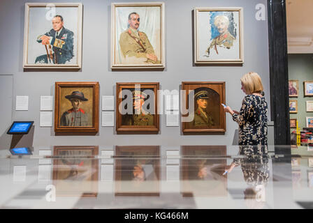 Londra, Regno Unito. 3 Novembre, 2017. Prince Edward, duca di Windsor (più tardi re Edward VIII) come il Principe di Galles, 1917, dipinto durante la Prima Guerra Mondiale per artista Frank O. Salisbury e altre opere - la National Portrait Gallery di Londra apre nuove di zecca spazi della galleria dedicata al suo inizio xx secolo raccolta il 4 novembre 2017. La creazione di questi nuovi spazi all'interno della galleria gratuita della collezione permanente, è stato reso possibile da una sovvenzione della DCMS/ Wolfson Musei & Gallerie Fondo di miglioramento. Londra 03 Nov 2017. Credito: Guy Bell/Alamy Live News Foto Stock