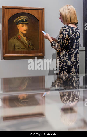 Londra, Regno Unito. 3 Novembre, 2017. Prince Edward, duca di Windsor (più tardi re Edward VIII) come il Principe di Galles, 1917, dipinto durante la Prima Guerra Mondiale per artista Frank O. Salisbury - la National Portrait Gallery di Londra apre nuove di zecca spazi della galleria dedicata al suo inizio xx secolo raccolta il 4 novembre 2017. La creazione di questi nuovi spazi all'interno della galleria gratuita della collezione permanente, è stato reso possibile da una sovvenzione della DCMS/ Wolfson Musei & Gallerie Fondo di miglioramento. Londra 03 Nov 2017. Credito: Guy Bell/Alamy Live News Foto Stock