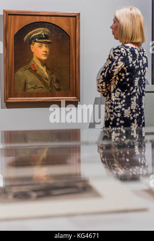 Londra, Regno Unito. 3 Novembre, 2017. Prince Edward, duca di Windsor (più tardi re Edward VIII) come il Principe di Galles, 1917, dipinto durante la Prima Guerra Mondiale per artista Frank O. Salisbury - la National Portrait Gallery di Londra apre nuove di zecca spazi della galleria dedicata al suo inizio xx secolo raccolta il 4 novembre 2017. La creazione di questi nuovi spazi all'interno della galleria gratuita della collezione permanente, è stato reso possibile da una sovvenzione della DCMS/ Wolfson Musei & Gallerie Fondo di miglioramento. Londra 03 Nov 2017. Credito: Guy Bell/Alamy Live News Foto Stock