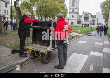 Londra, Regno Unito. 3 novembre, 2017. volontari preparare il campo del ricordo presso l abbazia di Westminster in preparazione per il giorno del ricordo per ricordare i membri delle loro forze armate che sono morti nella linea del dovere.credit: amer ghazzal/alamy live news Foto Stock