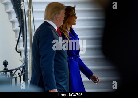 Washington, Stati Uniti d'America. 3 novembre, 2017. presidente Donald Trump e la first lady melania trump partono la casa bianca per 11 giorni, 5-nazione viaggio asia, venerdì, 3 novembre 2017. Credito: Michael candelori/alamy live news Foto Stock