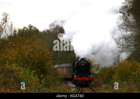 Peterborough, Regno Unito. 02nov, 2017. La famosa in tutto il mondo flying scotsman ottiene finalmente per tornare alle tracce dopo essere stato riparato presso Nene Valley Railway in Peterborough, CAMBRIDGESHIRE. la locomotiva a vapore 60103 è stato tolto dal servizio di recente ed è creduto di aver avuto la sua guida scatole assale remetalled. si vede qui essendo messo attraverso i suoi passi sulla Nene Valley Railway vicino a Peterborough, CAMBRIDGESHIRE, il 2 novembre 2017. Credito: Paolo marriott/alamy live news Foto Stock