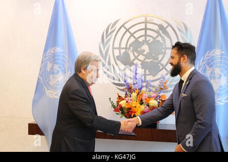 Onu, new york, Stati Uniti d'America. 3 novembre, 2017. onu sec-gen Antonio Guterres accetta credenziali di El salvador ambasciatore ruben armando escalante hasbun. Credito: Matthew russell lee/alamy live news Foto Stock