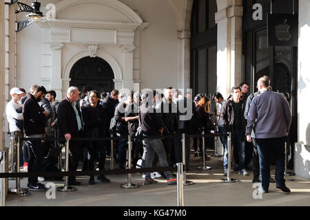 Covent Garden, Londra, Regno Unito. 3rd Nov 2017. Uno dei negozi di punta delle mele a Covent Garden a Londra ha fatto code tutto il giorno, con le barriere di crash erette e la sicurezza a portata di mano quando il nuovo iPhone X viene lanciato e colpisce le strade Novembre 3rd 2017 Credit: Nigel Bowles/Alamy Live News Foto Stock