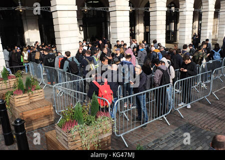 Covent Garden, Londra, Regno Unito. 3rd Nov 2017. Uno dei negozi di punta delle mele a Covent Garden a Londra ha fatto code tutto il giorno, con le barriere di crash erette e la sicurezza a portata di mano quando il nuovo iPhone X viene lanciato e colpisce le strade Novembre 3rd 2017 Credit: Nigel Bowles/Alamy Live News Foto Stock