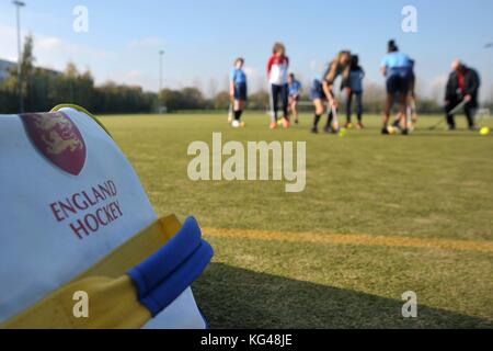 Londra, Regno Unito. 3 Novembre, 2017. Coaching. East London progetto di hockey. Walthamstow Academy. Walthamstow. Londra, Regno Unito. 03 Nov, 2017. Credito: Sport In immagini/Alamy Live News Foto Stock