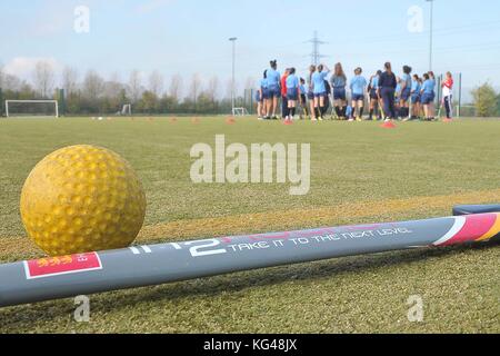 Londra, Regno Unito. 3 Novembre, 2017. Coaching. East London progetto di hockey. Walthamstow Academy. Walthamstow. Londra, Regno Unito. 03 Nov, 2017. Credito: Sport In immagini/Alamy Live News Foto Stock