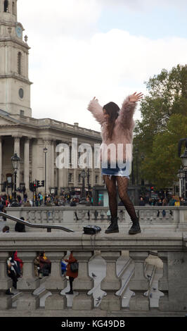 Londra, Regno Unito. 3 Novembre, 2017. Regno Unito Meteo. Grigio e nuvoloso giornata autunnale in Trafalgar Square, Londra Credito: Keith Larby/Alamy Live News Foto Stock