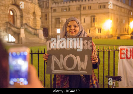 Oxford, Regno Unito. 3 Novembre, 2017. Centinaia di Oxford Università studenti girare fino a Radcliffe Camera per protestare Oxford di elitarismo e una chiamata su Oxford University ad impegnarsi in un progetto a lungo termine di decolonizzazione a tutti i livelli. Il rally è stato organizzato da Oxford su Classe di agire. Credito: Pete Lusabia/Alamy Live News Foto Stock