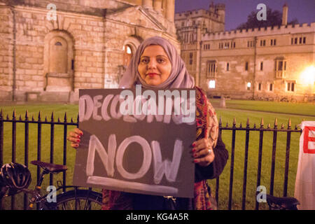 Oxford, Regno Unito. 3 Novembre, 2017. Centinaia di Oxford Università studenti girare fino a Radcliffe Camera per protestare Oxford di elitarismo e una chiamata su Oxford University ad impegnarsi in un progetto a lungo termine di decolonizzazione a tutti i livelli. Il rally è stato organizzato da Oxford su Classe di agire. Credito: Pete Lusabia/Alamy Live News Foto Stock