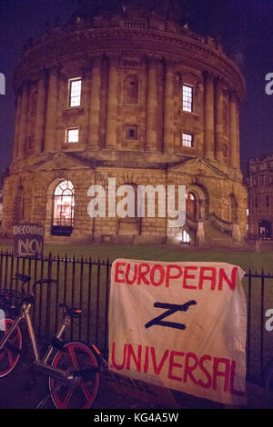 Oxford, Regno Unito. 3 Novembre, 2017. Centinaia di Oxford Università studenti girare fino a Radcliffe Camera per protestare Oxford di elitarismo e una chiamata su Oxford University ad impegnarsi in un progetto a lungo termine di decolonizzazione a tutti i livelli. Il rally è stato organizzato da Oxford su Classe di agire. Credito: Pete Lusabia/Alamy Live News Foto Stock