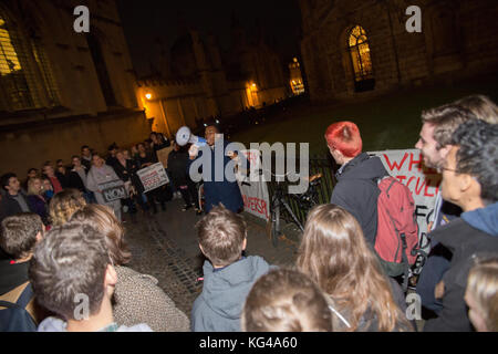 Oxford, Regno Unito. 3 Novembre, 2017. Centinaia di Oxford Università studenti girare fino a Radcliffe Camera per protestare Oxford di elitarismo e una chiamata su Oxford University ad impegnarsi in un progetto a lungo termine di decolonizzazione a tutti i livelli. Il rally è stato organizzato da Oxford su Classe di agire. Credito: Pete Lusabia/Alamy Live News Foto Stock