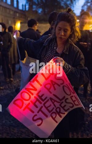 Oxford, Regno Unito. 3 Novembre, 2017. Centinaia di Oxford Università studenti girare fino a Radcliffe Camera per protestare Oxford di elitarismo e una chiamata su Oxford University ad impegnarsi in un progetto a lungo termine di decolonizzazione a tutti i livelli. Il rally è stato organizzato da Oxford su Classe di agire. Credito: Pete Lusabia/Alamy Live News Foto Stock