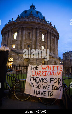 Oxford, Regno Unito. 3 Novembre, 2017. Centinaia di Oxford Università studenti girare fino a Radcliffe Camera per protestare Oxford di elitarismo e una chiamata su Oxford University ad impegnarsi in un progetto a lungo termine di decolonizzazione a tutti i livelli. Il rally è stato organizzato da Oxford su Classe di agire. Credito: Pete Lusabia/Alamy Live News Foto Stock