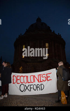 Oxford, Regno Unito. 3 Novembre, 2017. Centinaia di Oxford Università studenti girare fino a Radcliffe Camera per protestare Oxford di elitarismo e una chiamata su Oxford University ad impegnarsi in un progetto a lungo termine di decolonizzazione a tutti i livelli. Il rally è stato organizzato da Oxford su Classe di agire. Credito: Pete Lusabia/Alamy Live News Foto Stock