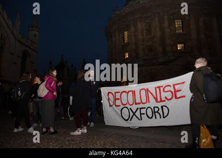 Oxford, Regno Unito. 3 Novembre, 2017. Centinaia di Oxford Università studenti girare fino a Radcliffe Camera per protestare Oxford di elitarismo e una chiamata su Oxford University ad impegnarsi in un progetto a lungo termine di decolonizzazione a tutti i livelli. Il rally è stato organizzato da Oxford su Classe di agire. Credito: Pete Lusabia/Alamy Live News Foto Stock