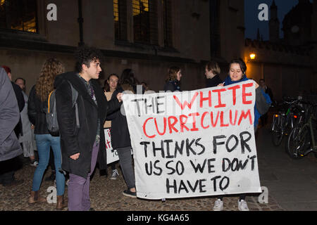 Oxford, Regno Unito. 3 Novembre, 2017. Centinaia di Oxford Università studenti girare fino a Radcliffe Camera per protestare Oxford di elitarismo e una chiamata su Oxford University ad impegnarsi in un progetto a lungo termine di decolonizzazione a tutti i livelli. Il rally è stato organizzato da Oxford su Classe di agire. Credito: Pete Lusabia/Alamy Live News Foto Stock