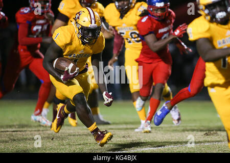 Belle Glade, Florida, Stati Uniti d'America. 3 Novembre, 2017. Nelle radure Central running back Steven Barrett (1) porta la palla per brevi guadagno durante la prima metà del gioco tra Pahokee e radure centrale a radure centrale su Venerdì, 3 novembre 2017. Credito: Andres Leiva/Palm Beach post/ZUMA filo/Alamy Live News Foto Stock