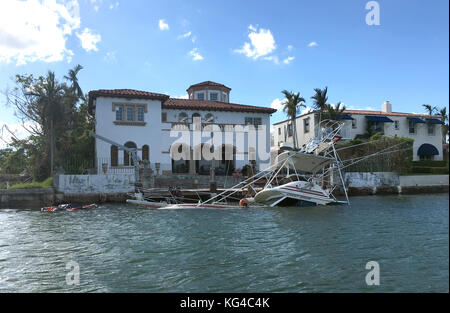 Miami, Florida, Stati Uniti. 26 ottobre 2016. Una nave mezza affondata galleggia presso un molo a Miami, Florida, USA, 26 ottobre 2016. Le conseguenze dell'uragano "Irma" sono ancora molto visibili sei settimane dopo la tempesta. Credito: Michael Donhauser/dpa/Alamy Live News Foto Stock