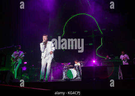 Milano Italia. 03 novembre 2017. La band inglese Kasabian suona dal vivo sul palco al Mediolanum Forum durante il 'Accidenti Tour' Credito: Rodolfo Sassano/Alamy Live News Foto Stock