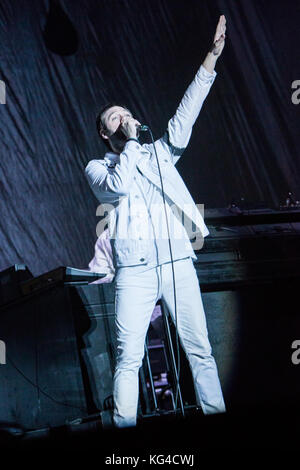 Milano Italia. 03 novembre 2017. La band inglese Kasabian suona dal vivo sul palco al Mediolanum Forum durante il 'Accidenti Tour' Credito: Rodolfo Sassano/Alamy Live News Foto Stock